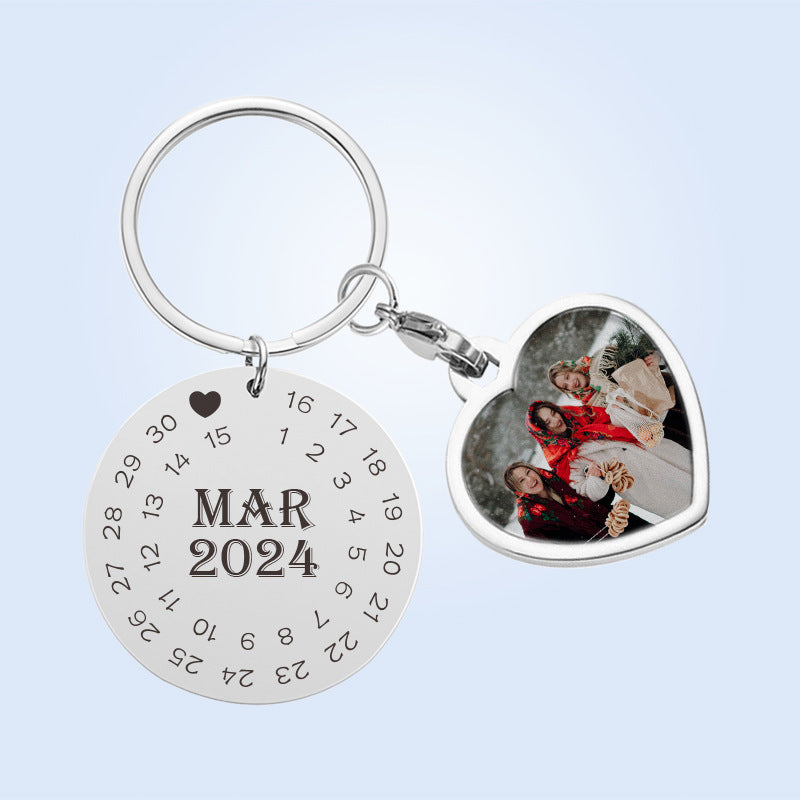 Hot selling personalized circular disc in Europe and America, carved in both Chinese and English, heart-shaped photo box keychain