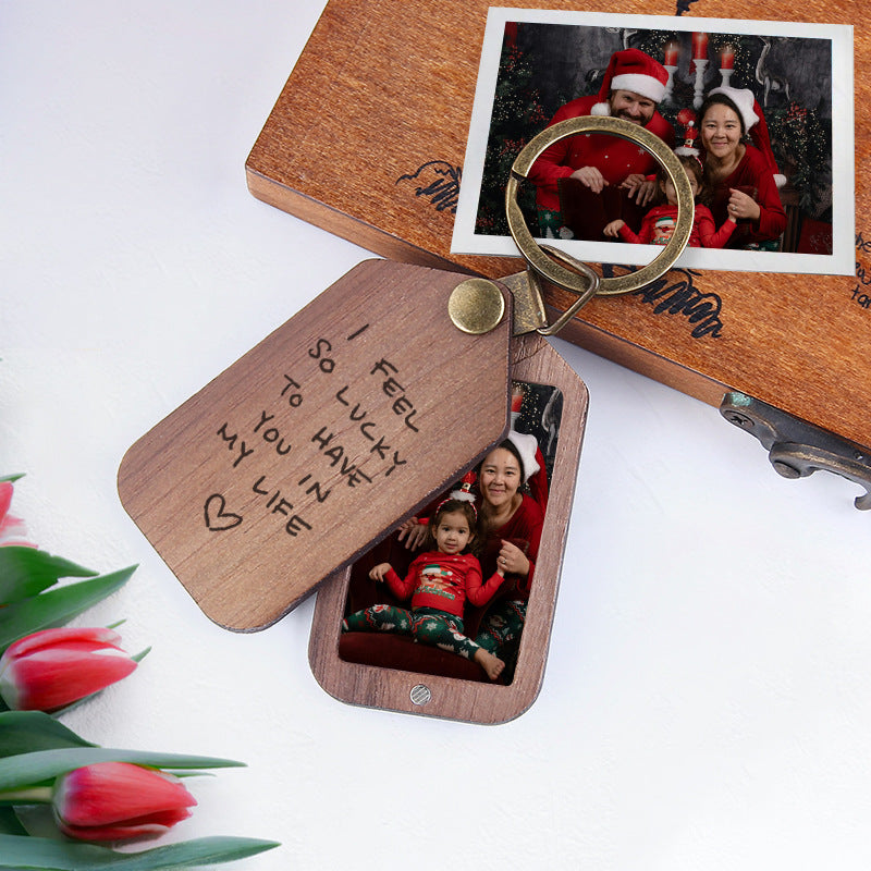 Hot selling black walnut color photos in Europe and America can be customized with personalized handwritten wooden keychains as small gifts